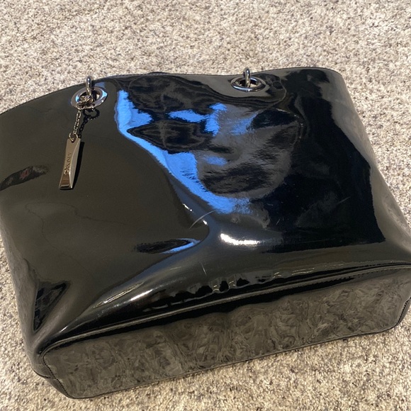 DKNY black patent tote bag with chain shoulder straps - Picture 9 of 10